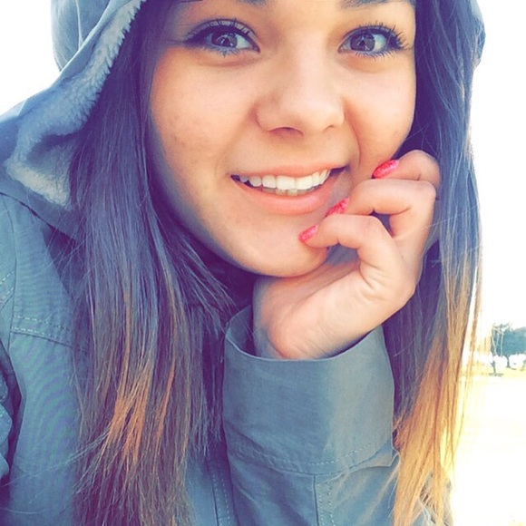 Profile Picture of Sienna Ramirez (@siennaraeee) on Poshmark