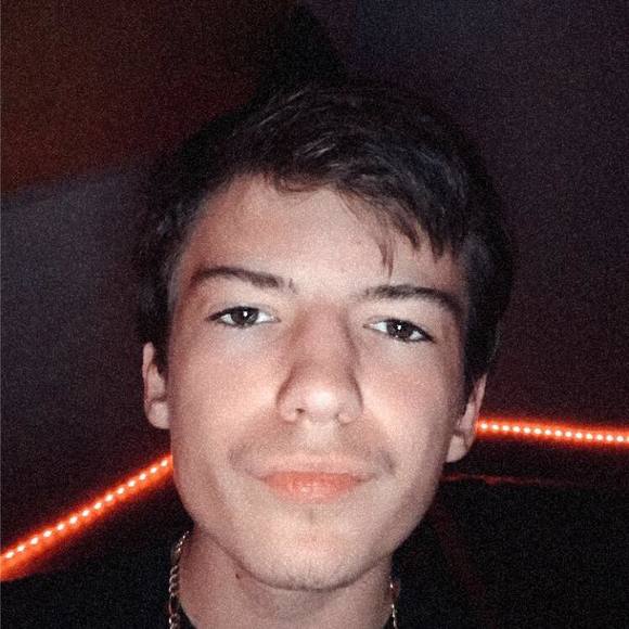 Profile Picture of Levi Osborne (@lozzy102) on Poshmark