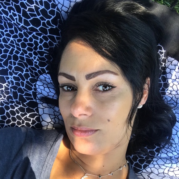 Profile Picture of Patricia Araujo (@paty040477) on Poshmark