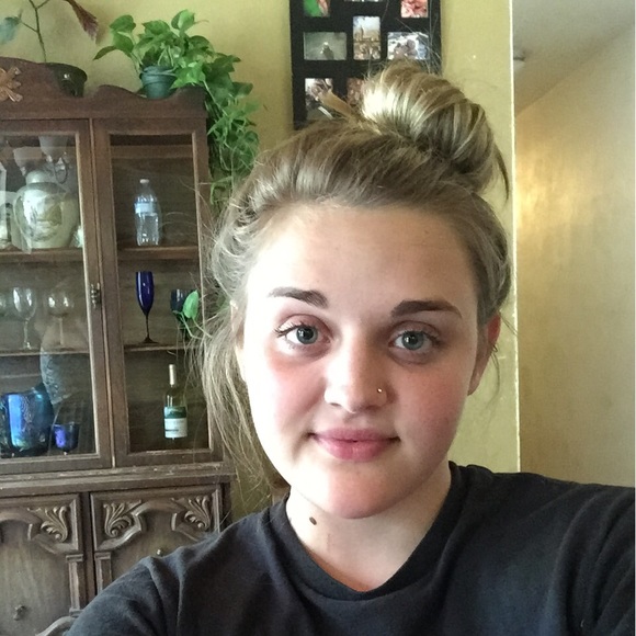 Profile Picture of Kim Kenyon (@kimjkenyon) on Poshmark