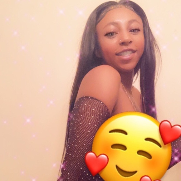 Profile Picture of Avery Benjamin (@averybaby96) on Poshmark