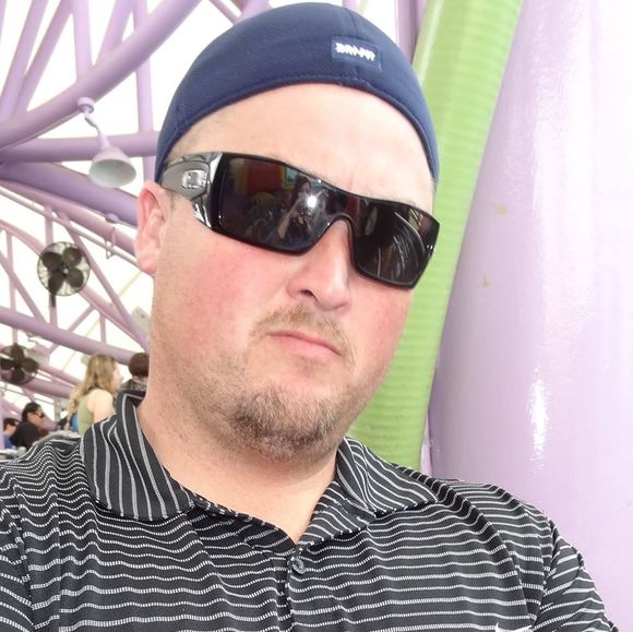Profile Picture of Bob Trueland (@bobtrueland) on Poshmark
