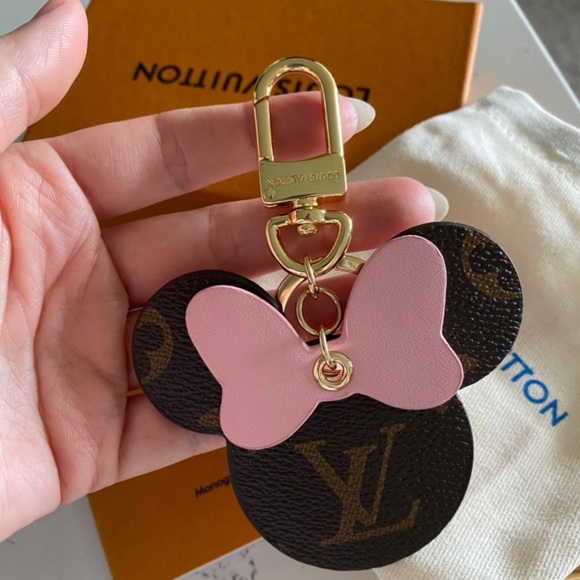 Profile Picture of Samantha Jefferson (@sams_closet101) on Poshmark