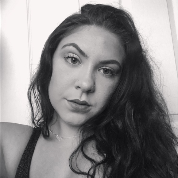 Profile Picture of Mikaila Higbie (@mikailahi) on Poshmark