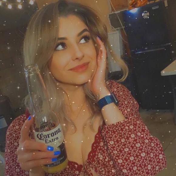 Profile Picture of Bianca Herrera (@jazbeemusic) on Poshmark