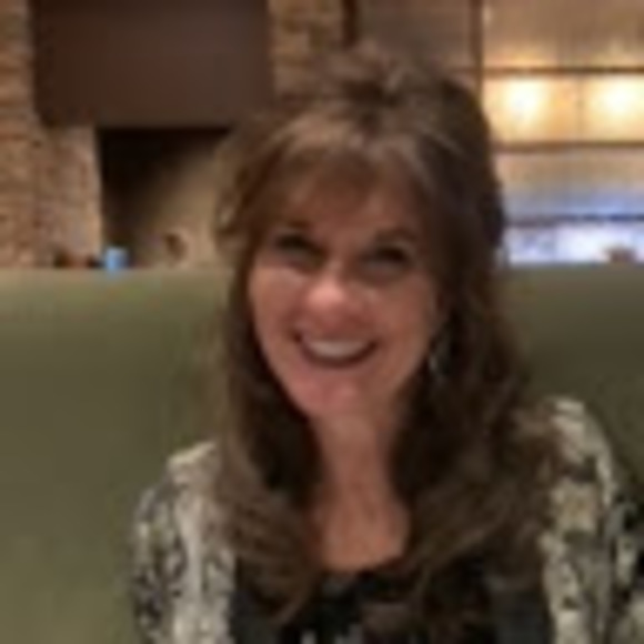 Profile Picture of Alicia Veitel (@ayveitel) on Poshmark