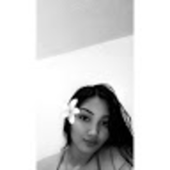 Profile Picture of Elizabeth Anoai (@lizzanoai13) on Poshmark