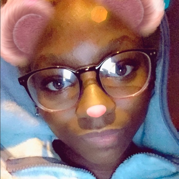 Profile Picture of Denay Dansbury (@denay1222) on Poshmark