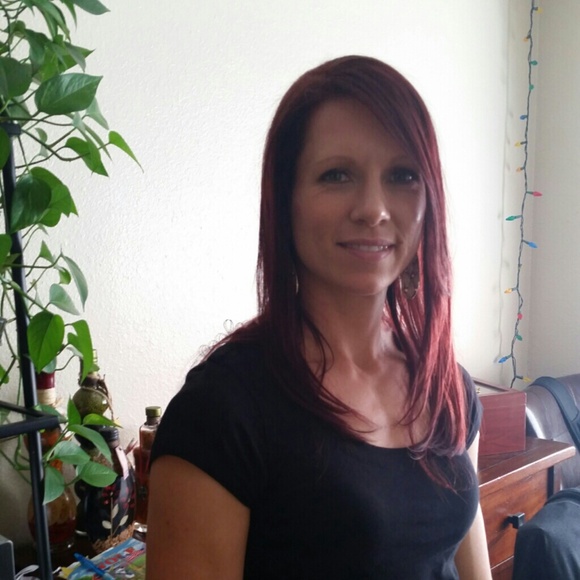 Profile Picture of Shawna Thornton (@shawnathornton) on Poshmark