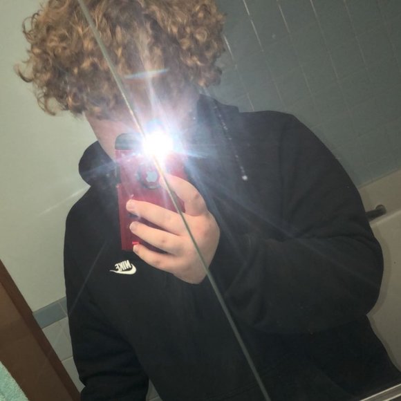 Profile Picture of David Hensley (@dhensley231) on Poshmark