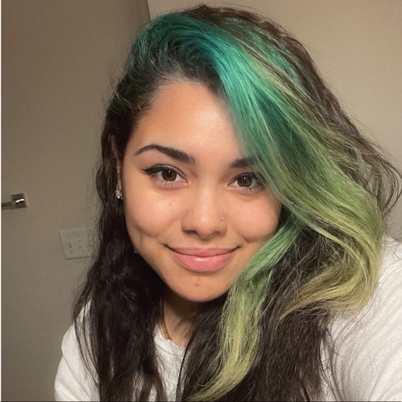 Profile Picture of Nellina Shteynbok (@munchieko) on Poshmark