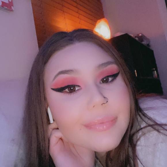 Profile Picture of Helena Peters (@heyylene) on Poshmark