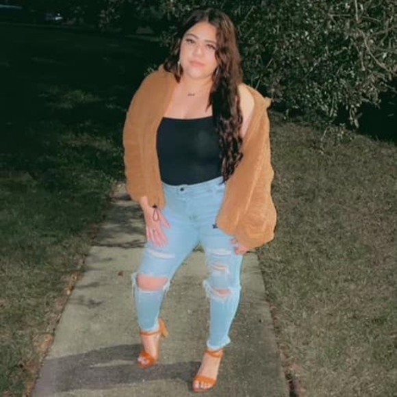 Profile Picture of Nicole Gorbea (@nicolacha29) on Poshmark