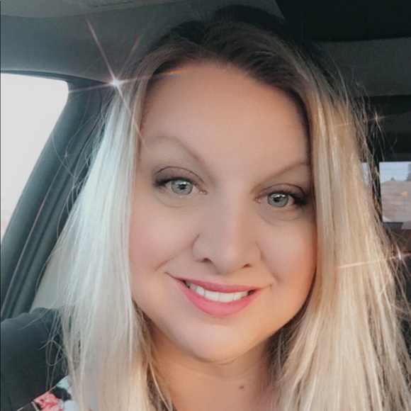 Profile Picture of Jamie Green (@jamiegreen0801) on Poshmark