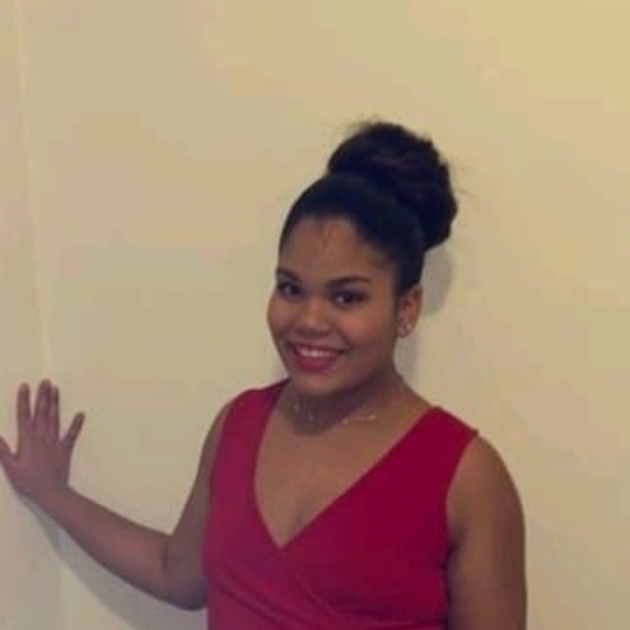 Profile Picture of Eliana rua Rua (@elianaruag) on Poshmark