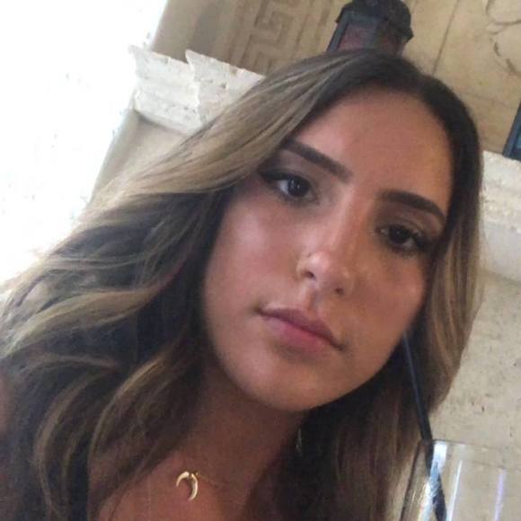 Profile Picture of Nadia Mitchell (@pllhead) on Poshmark