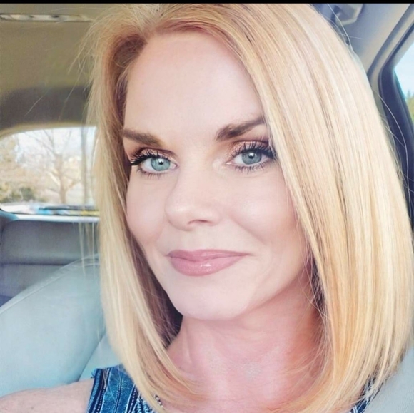 Profile Picture of Gillian Heusser (@gillian_boyd) on Poshmark