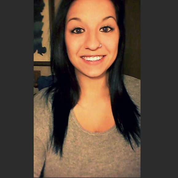 Profile Picture of Reanna Sadowski (@reesofly) on Poshmark