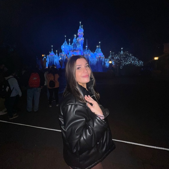 Profile Picture of Mia Damele (@mia_damele) on Poshmark