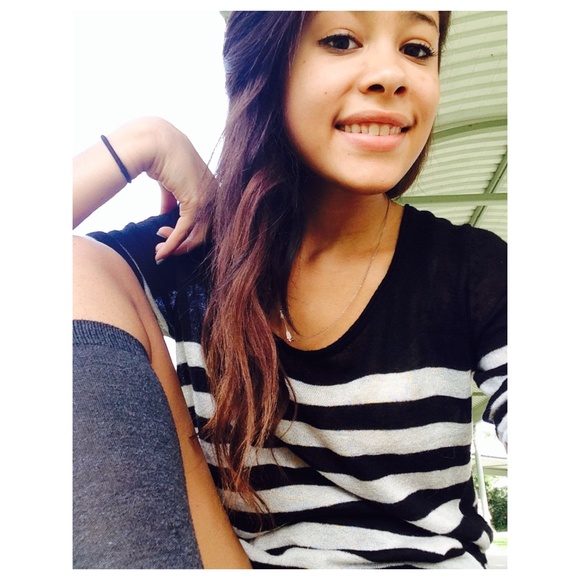 Profile Picture of Lauren Fields (@fieldslaurenn) on Poshmark