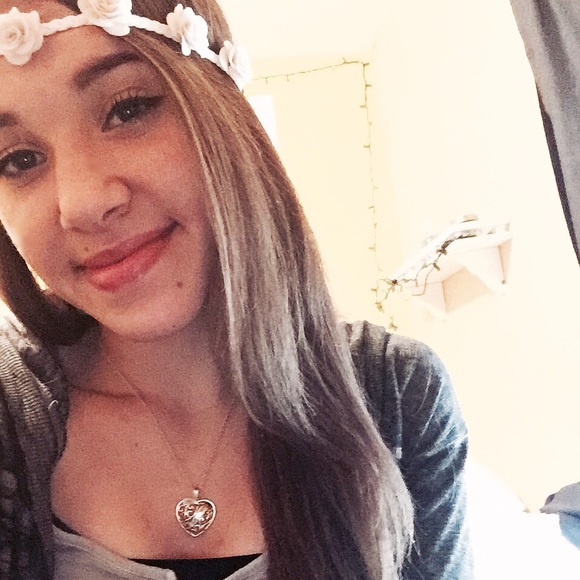 Profile Picture of Molly Quintero (@molly_elisabeth) on Poshmark