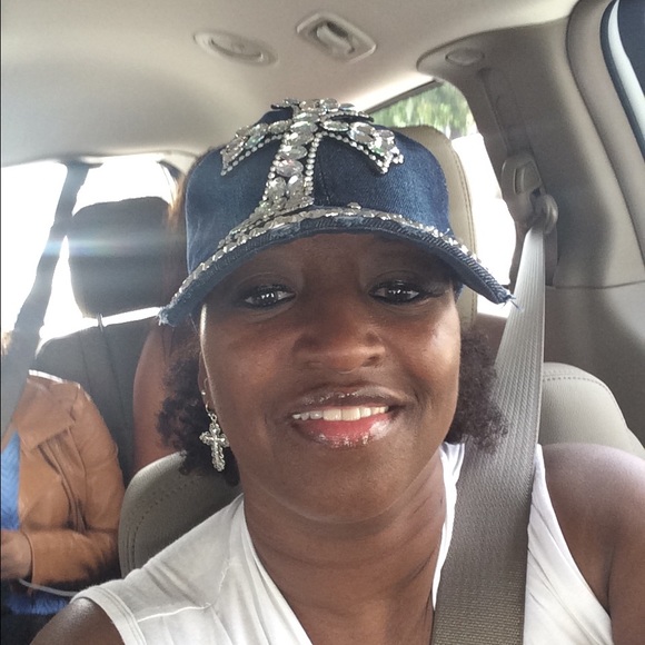 Profile Picture of Vickie Mathis (@babev36) on Poshmark