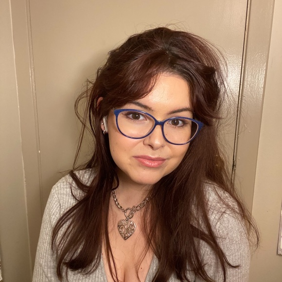 Profile Picture of Laura Woods (@laurawoods77) on Poshmark