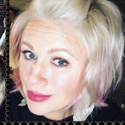 Profile Picture of Stephanie Goldsmith (@ladylightmakeup) on Twitter