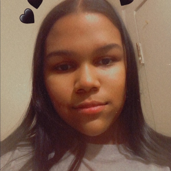 Profile Picture of Manuela Nunez (@manuela002233) on Poshmark