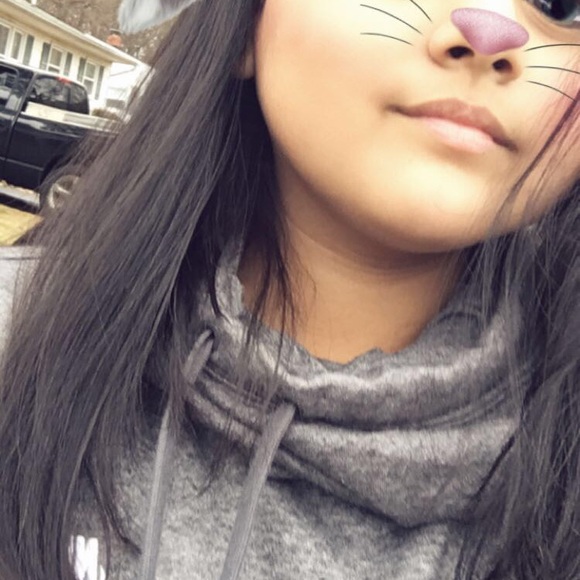 Profile Picture of Yamileth Lazcano (@theyl0ve) on Poshmark
