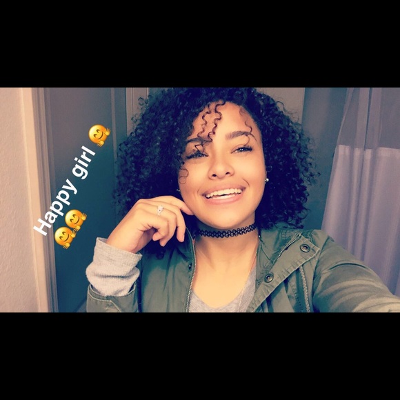 Profile Picture of Destiny Curl (@lovejdes) on Poshmark