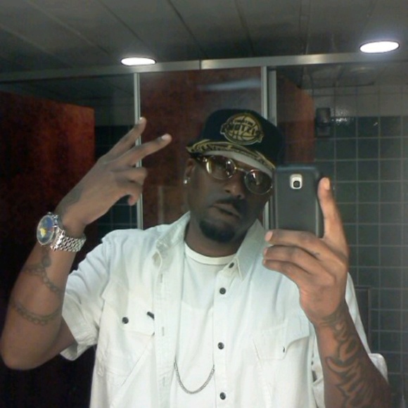 Donald Thompson - Poshmark Profile Picture of Donald Thompson (@buy_u_sum) on Poshmark