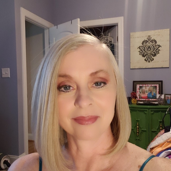 Profile Picture of Roxann Mize (@roxann_mize) on Poshmark