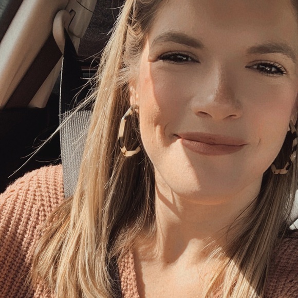 Profile Picture of Katrina Rooks (@katrinarooks19) on Poshmark
