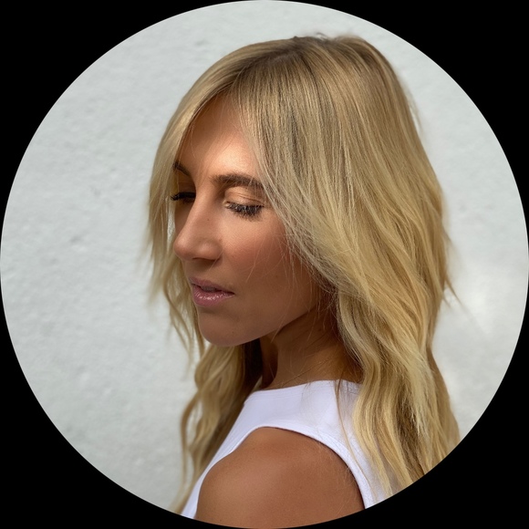 Profile Picture of Allana Morawski (@allanamorawski) on Poshmark