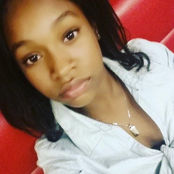 Profile Picture of Andrea Wright (@andreawright933) on Poshmark