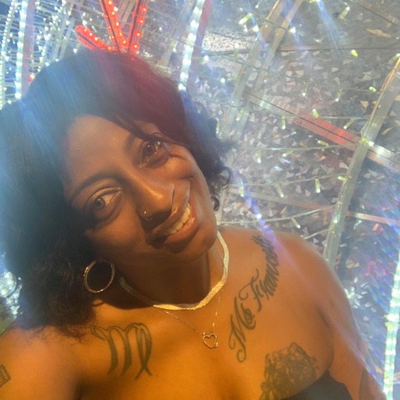 Profile Picture of Marilyn Hardbody (@hardbodysoco) on Poshmark