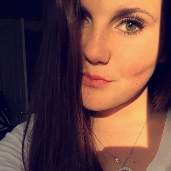 Profile Picture of Mckenzie Young (@kenziee2019) on Poshmark