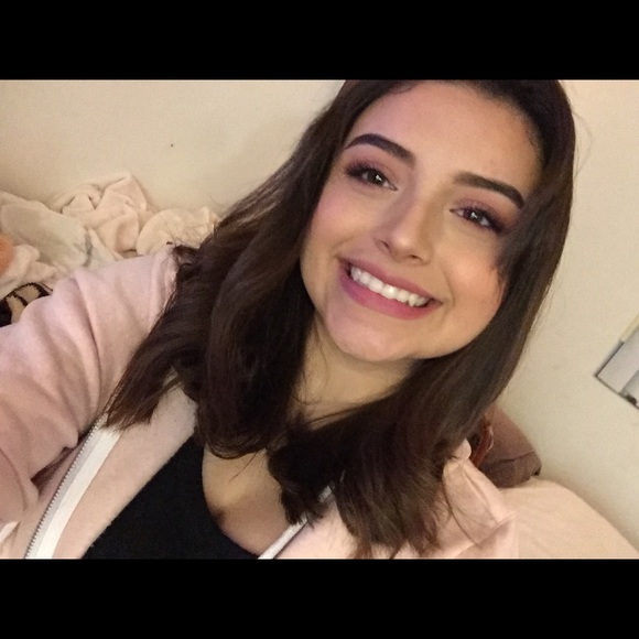 Profile Picture of Amanda Lopez (@pandy1a) on Poshmark