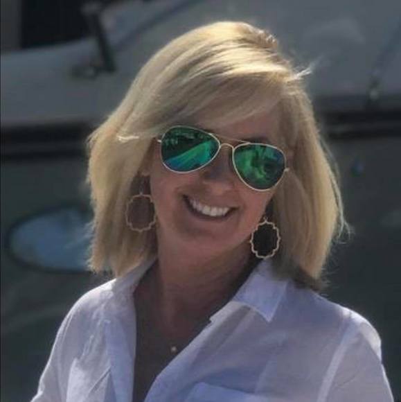 Profile Picture of Jeana reeves Schlechter (@bschle9411) on Poshmark