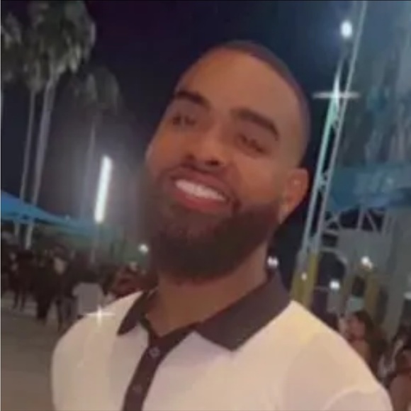 Profile Picture of Robert Rinders (@robertrinders) on Poshmark