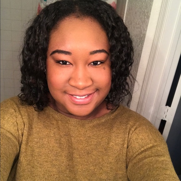 Profile Picture of Ariel Clarke (@leira112) on Poshmark