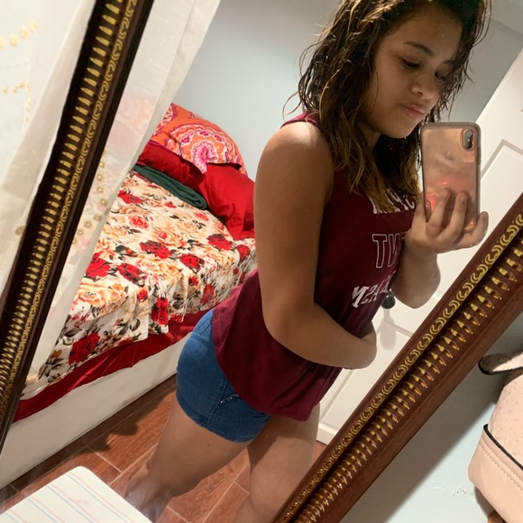 Profile Picture of Iris Flores (@irisf22) on Poshmark