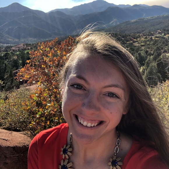 Profile Picture of Lindsey Bouzan (@lbouzan946) on Poshmark