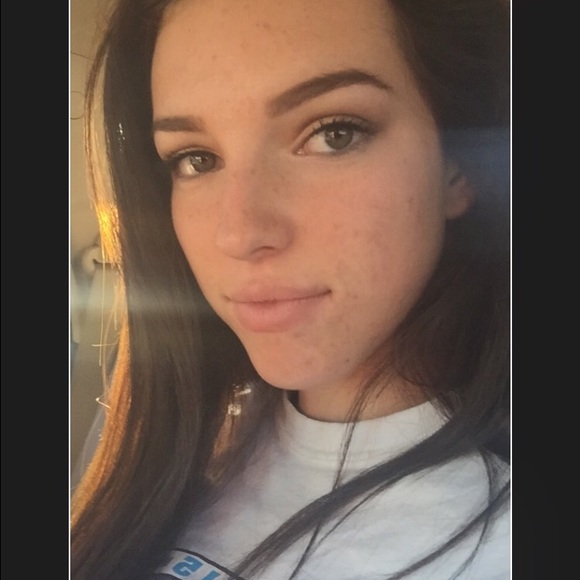 Profile Picture of Haley Moreland (@haze0515) on Poshmark