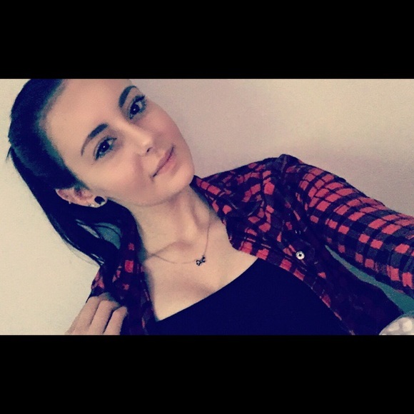 Profile Picture of Amanda Scirbona (@xo_mandiee_xo) on Poshmark