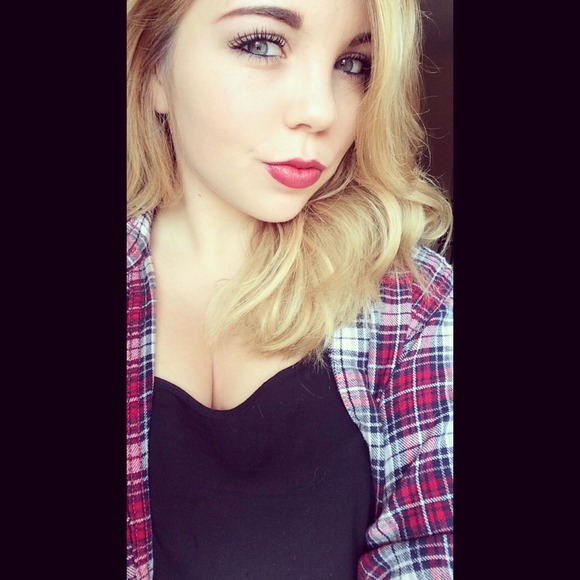 Profile Picture of Stevie Sharp (@steviegracen) on Poshmark