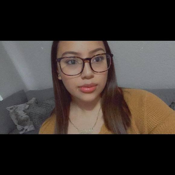 Profile Picture of Evelyn Gonzaga (@evelyn_18) on Poshmark