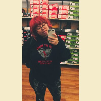 Profile Picture of Julia Hinton (@xfxckmeup) on Twitter