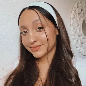 Profile Picture of Julia <3 (@jureads) on Tiktok